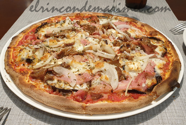Pizza Stelvio, con tomate, berenjenas, hongos, cebolla y queso de cabra.